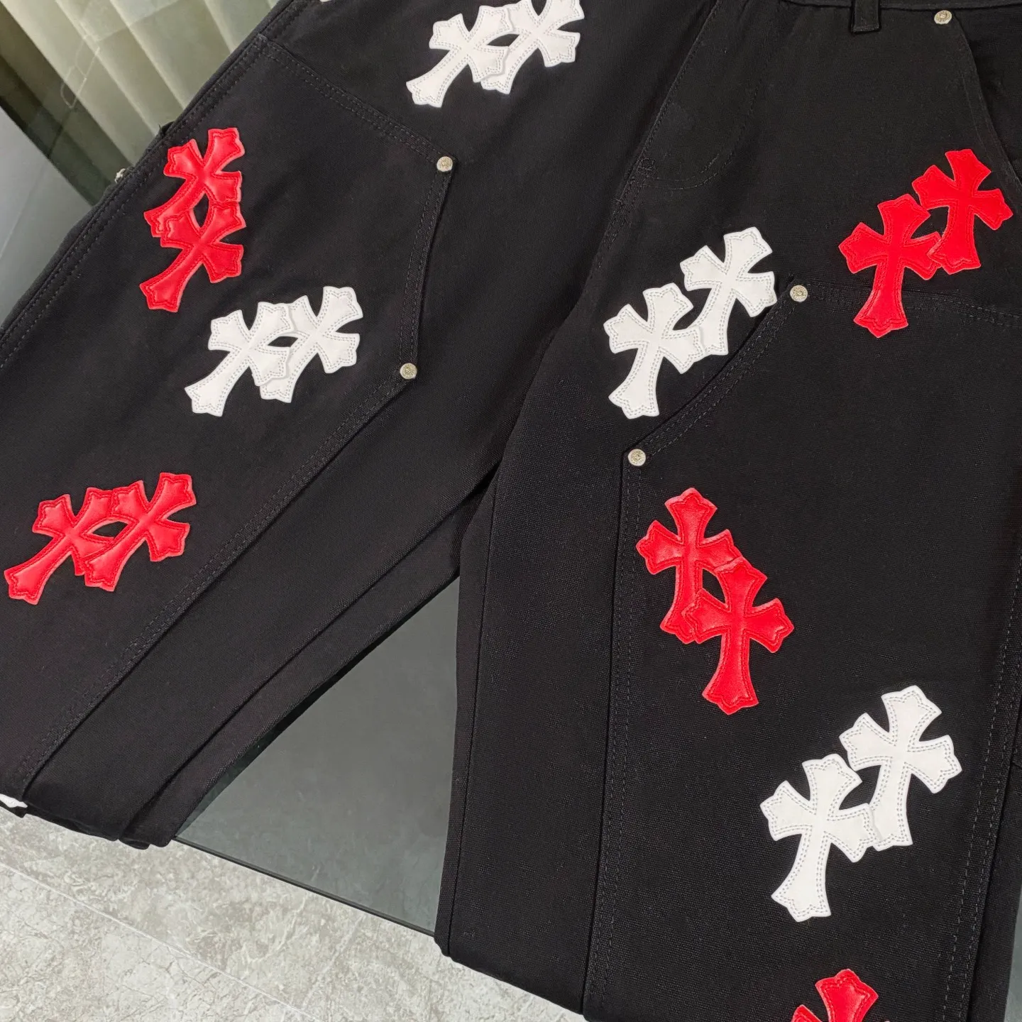 P270 CH Chromehearts American limited edition red and white cross stitched leather black work jeans logging pants. The price is 34W level. The patchwork cross pattern is embellished and the jeans are washed! ! An absolutely high-end luxury product, a 1.9W-level god-level single product, a super popular product, made by top heavy industry, a magic weapon that cannot be missed! [About Zangyin] This is an extremely luxurious fashion brand that can also be called the aristocracy of the high street. It has always been an exclusive brand for some hipsters or rich second generations. Compared with ordinary high streets, it is more luxurious and noble. Compared with luxury brands, it is more fashionable and individual. It has always been a brand that I have a special liking for. [Top heavy industry fashion design] Consistently high-street luxury style. Speaking of this style, the Zangyin family and GU family are definitely the leading representative brands. Especially the Zangyin family has really achieved a state-of-the-art effect in creating high-street style. The unique washed material is used to create this style. The color system is already quite eye-catching. After it is decorated with patchwork cross flowers, it cleverly highlights the charm of the brand. Secondly, this style uses classic The high-waist cutting design highlights the long legs and fashionable temperament of the upper body. The brand is highly recognizable and the slim fit configuration is more suitable for daily wear. It is a product that interprets personality, fashion, and specifications at a glance. This single product is enough to make any fan excited. It can be a white T-shirt for a youthful college style, or a tight suspender for a royal style. It has strong matching ability and can be easily controlled by men.  [Materials and craftsmanship] Needless to say, this point goes without saying. As an excellent craftsman brand, Zangyin’s requirements for details and craftsmanship are really perfect. The washed color of this model has gone through so many processes, not to mention the embellishment of denim appliques. It is also purely hand-made and sewn. Just like what they believe in, only hand-made things have soul and have the meaning of wear. A top-notch heavy-duty fashionable denim item, I look forward to your perfect interpretation! !  Color: Black Size: 28-36